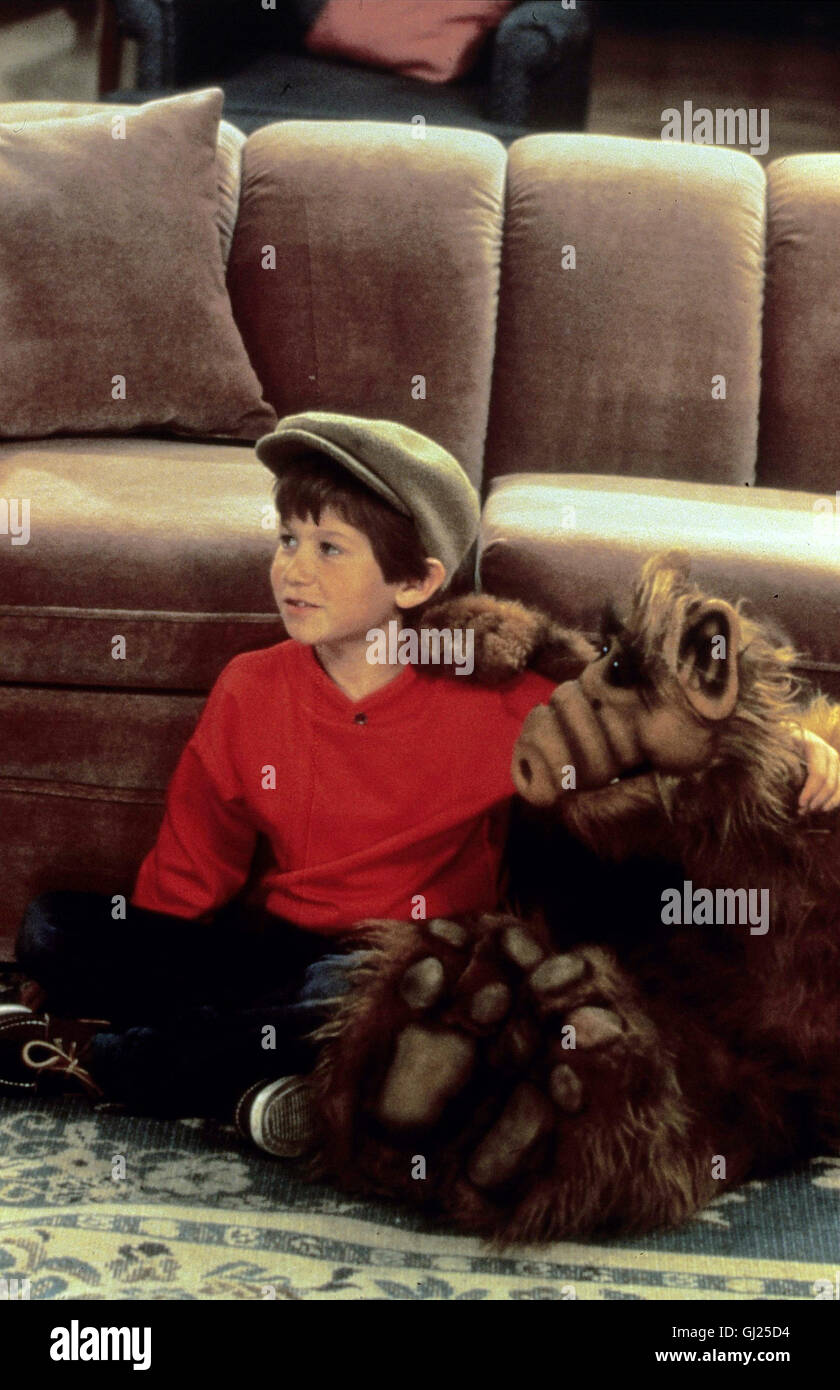 ALF - SAT1 1330 Willi Und Kate Gehen Zur Schulaufführung von Brian. Alle Kinder Sollen Sich als Gemüse Klee. Brian (BENJI GREGORY) Und Sein Freund Spencer Gehen als Redaktionsleiterin. Brian Verliert Die Lust eine der Aufführung Und ALF Gibt Brian Einen Glücksbringer, der Ihm Mut Machen Soll... aka. Bühne Frei Für Spargelspitzen It nicht einfach Bein' grün Stockfoto