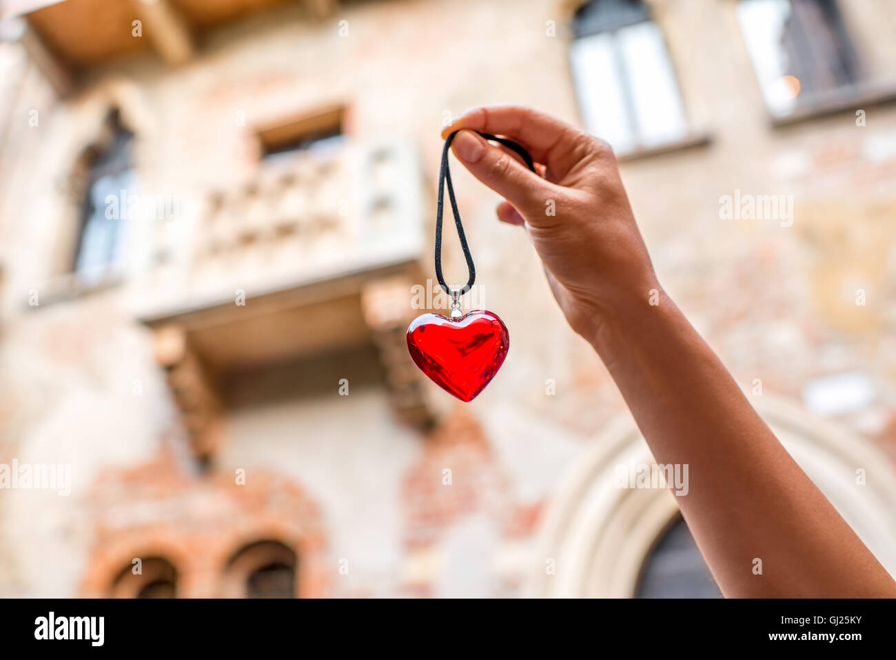 Herz auf Romeo und Julia Balkon-Hintergrund Stockfoto