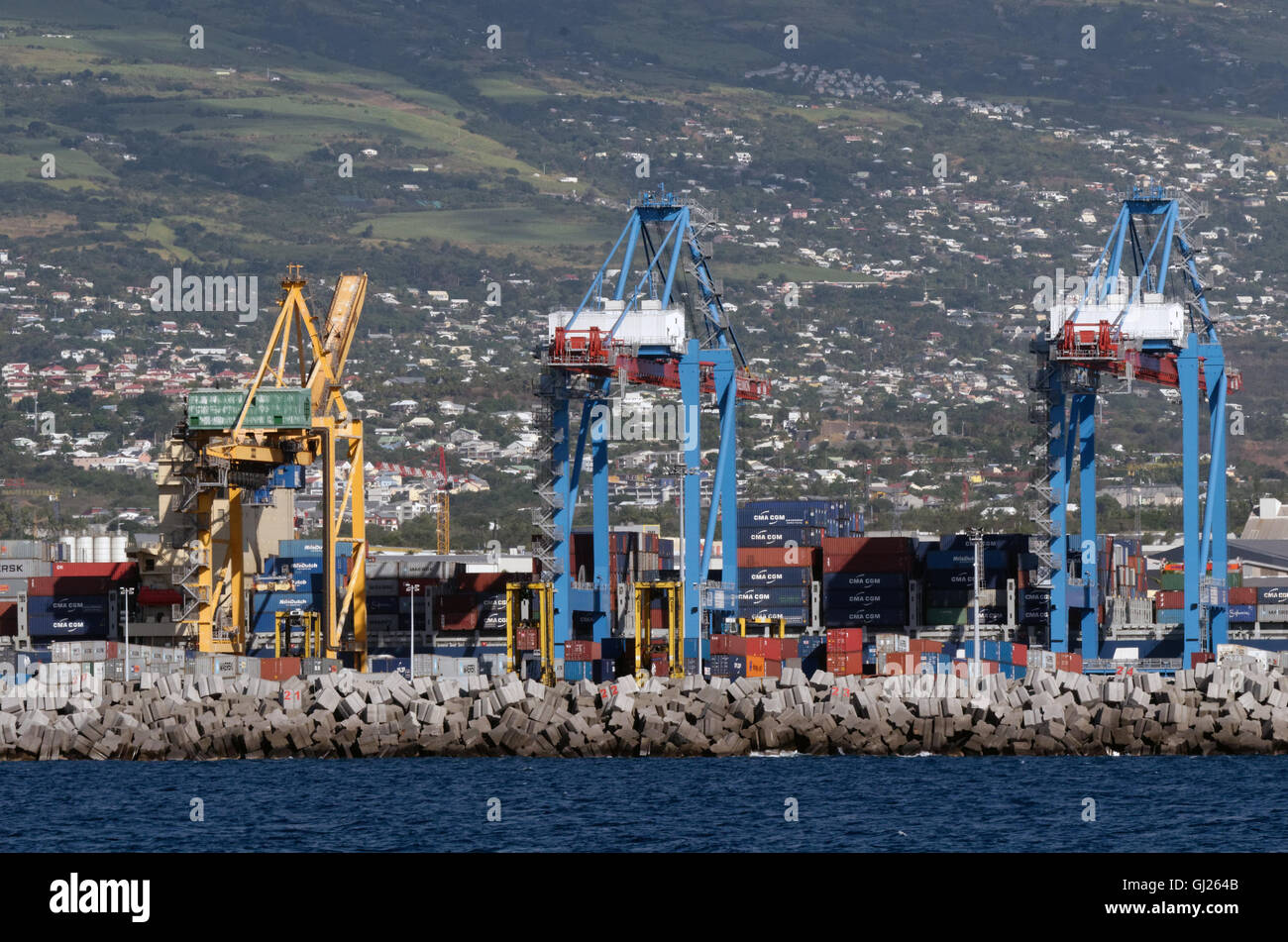 Lkw, Brücken und Material Handling in Der industrielle Hafen Pointe-des-Galets, La Reunion Stockfoto