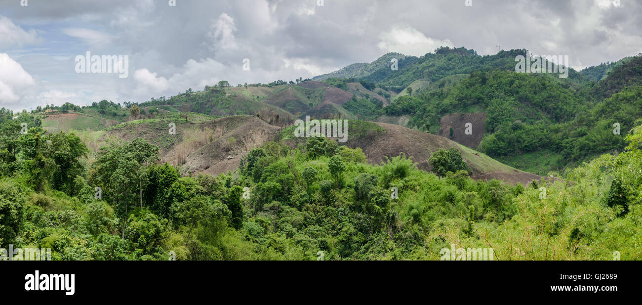 Chiang Rai, Thailand, Panorama-Landschaft der Hügel, die Anbaumethoden der Brandrodung Stockfoto