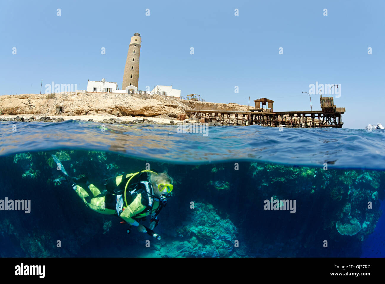 Teilen Sie Schuss der Scuba Diver vor Big Brother mit Pier der Gebrüder Bruder-Insel, Brother Islands, Rotes Meer, Ägypten Stockfoto