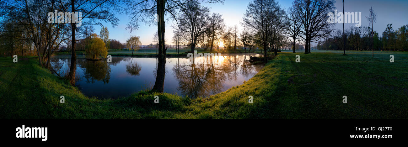 Kleiner See in den Sonnenaufgang Stockfoto