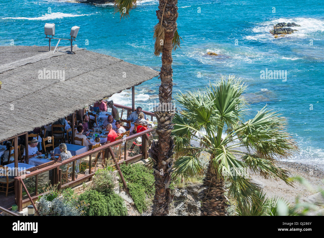 La Cala Restaurant mit Blick auf den Strand von Cala Del Barco im La Manga Club Resort, Murcia, Spanien Stockfoto