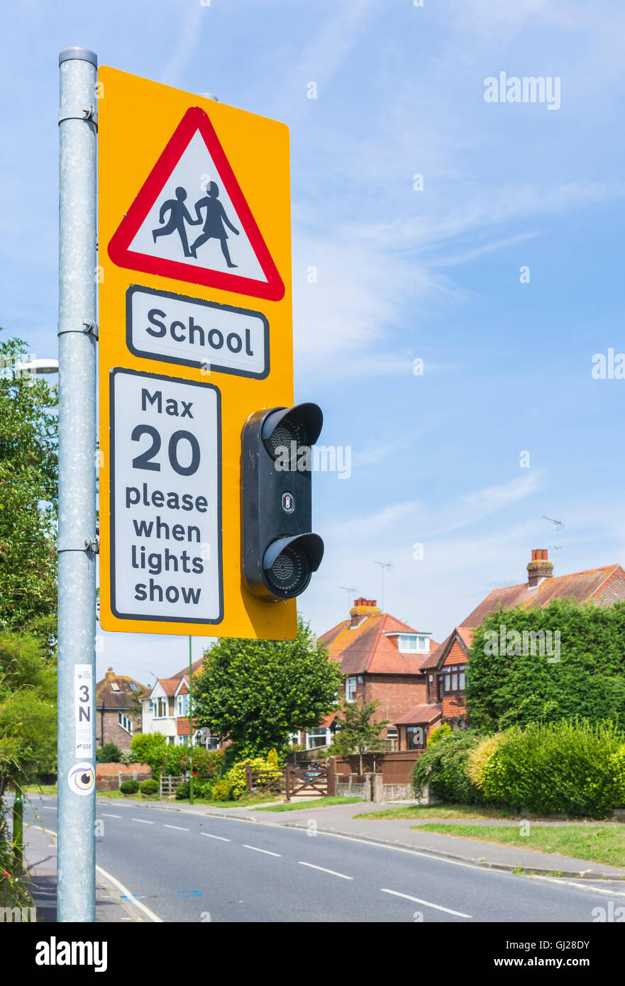 Schule-Warnschild mit Geschwindigkeitsbeschränkung auf einer Straße im Vereinigten Königreich. Stockfoto