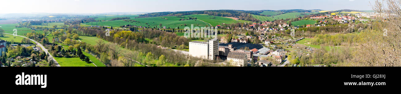 Panorama-Dorf und Felder in Deutschland Stockfoto