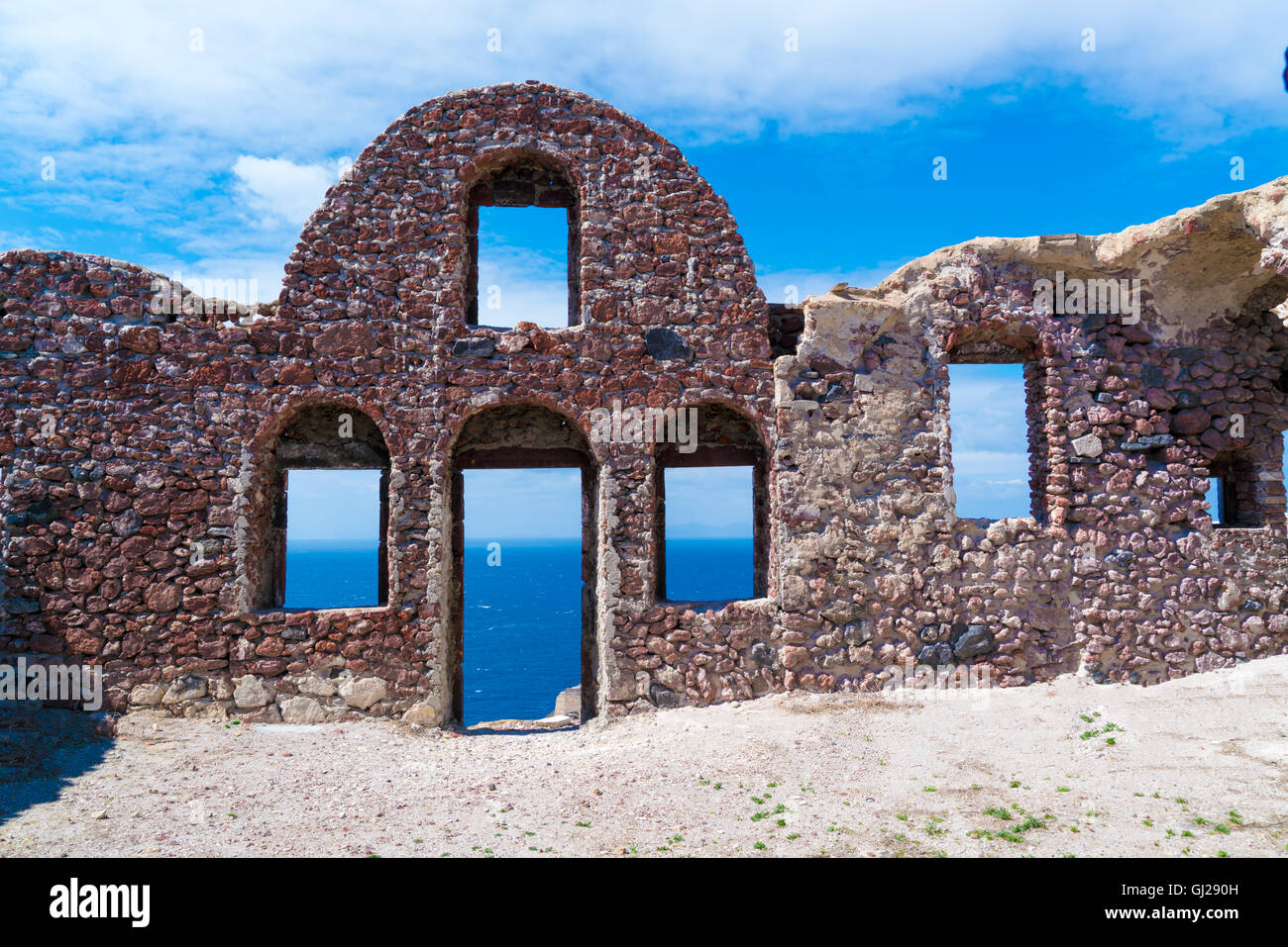 Leere Mauer mit dem Meer im Hintergrund Stockfoto
