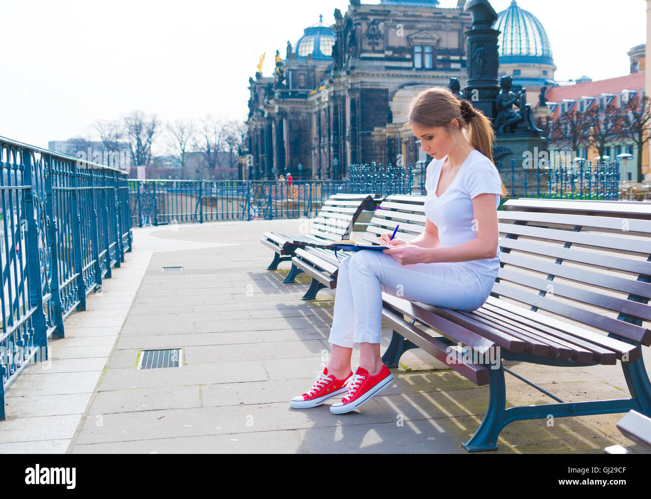 Frau touristischen schreibt seine Eindrücke in einem Tagebuch, Dresden, Deutschland Stockfoto