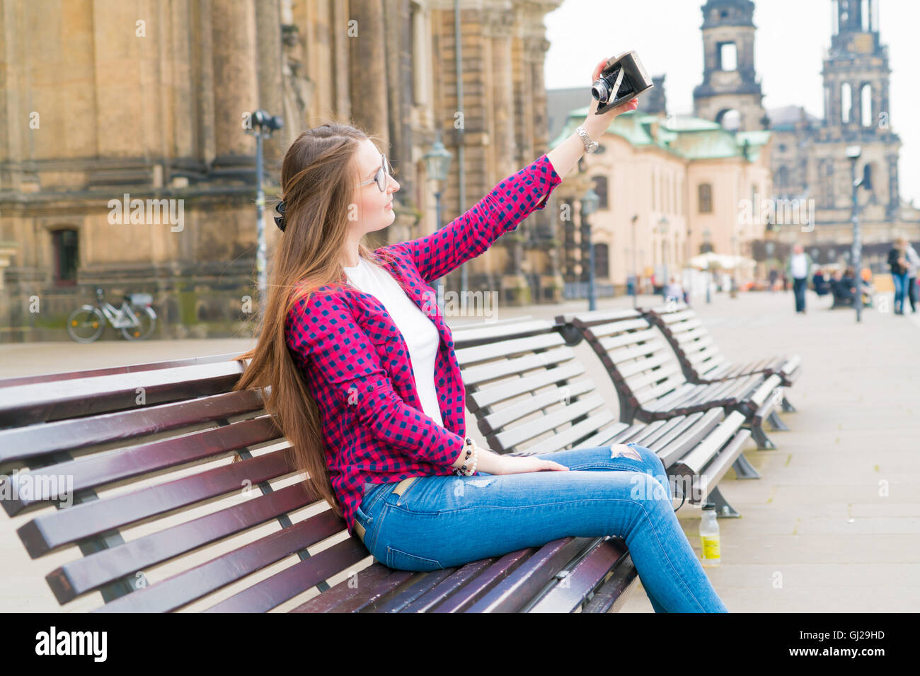 Frau Tourist fotografiert Retro-Kamera historischen Teil der Stadt, Dresden, Deutschland Stockfoto