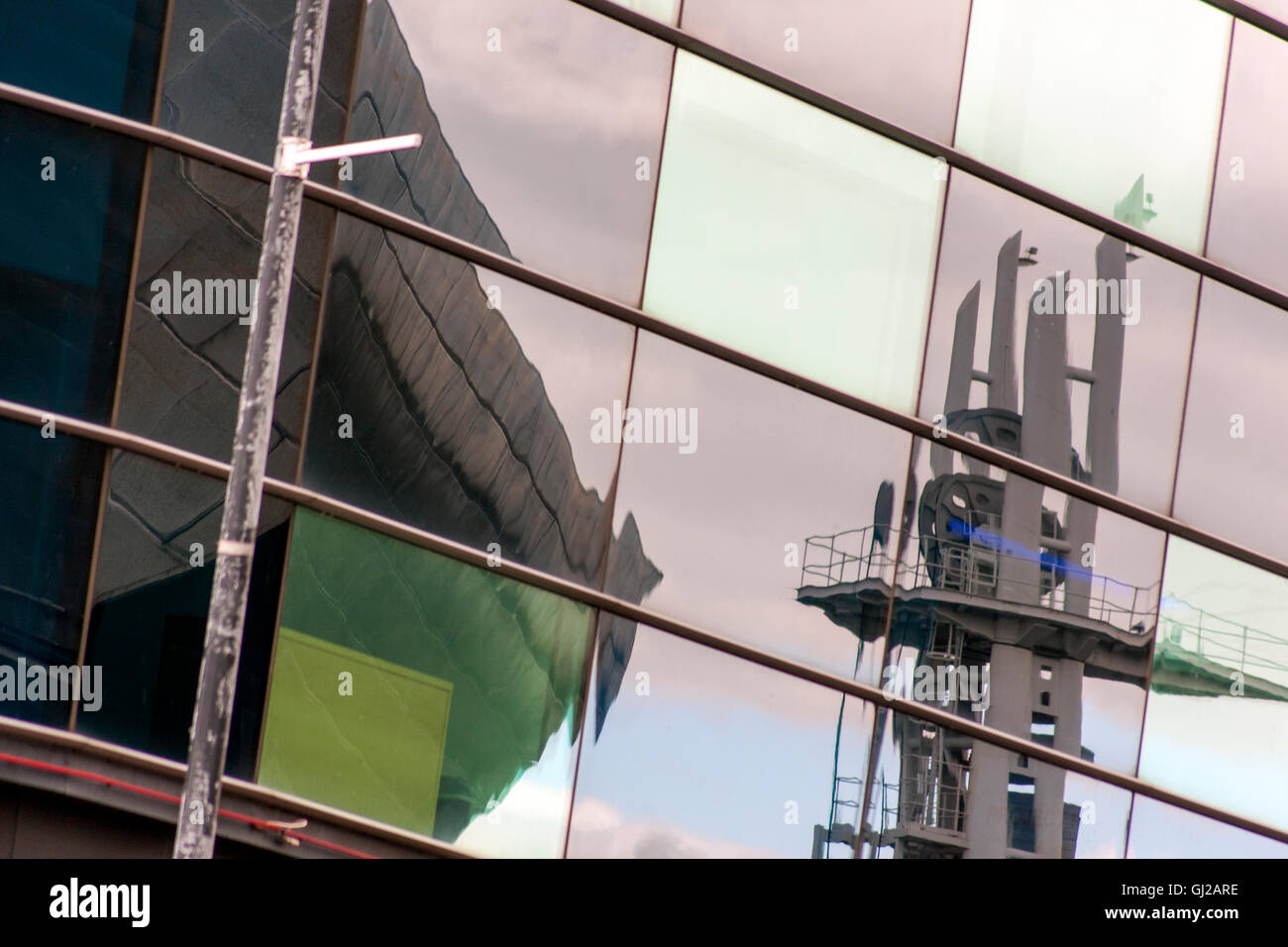 Reflexionen im modernen Glasgebäuden Salford Quays Stockfoto