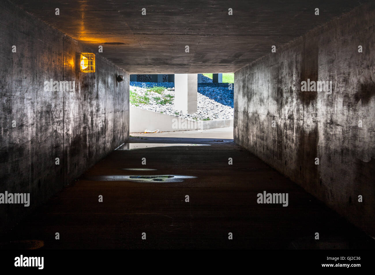 Tunnel unter Brücke Stockfoto