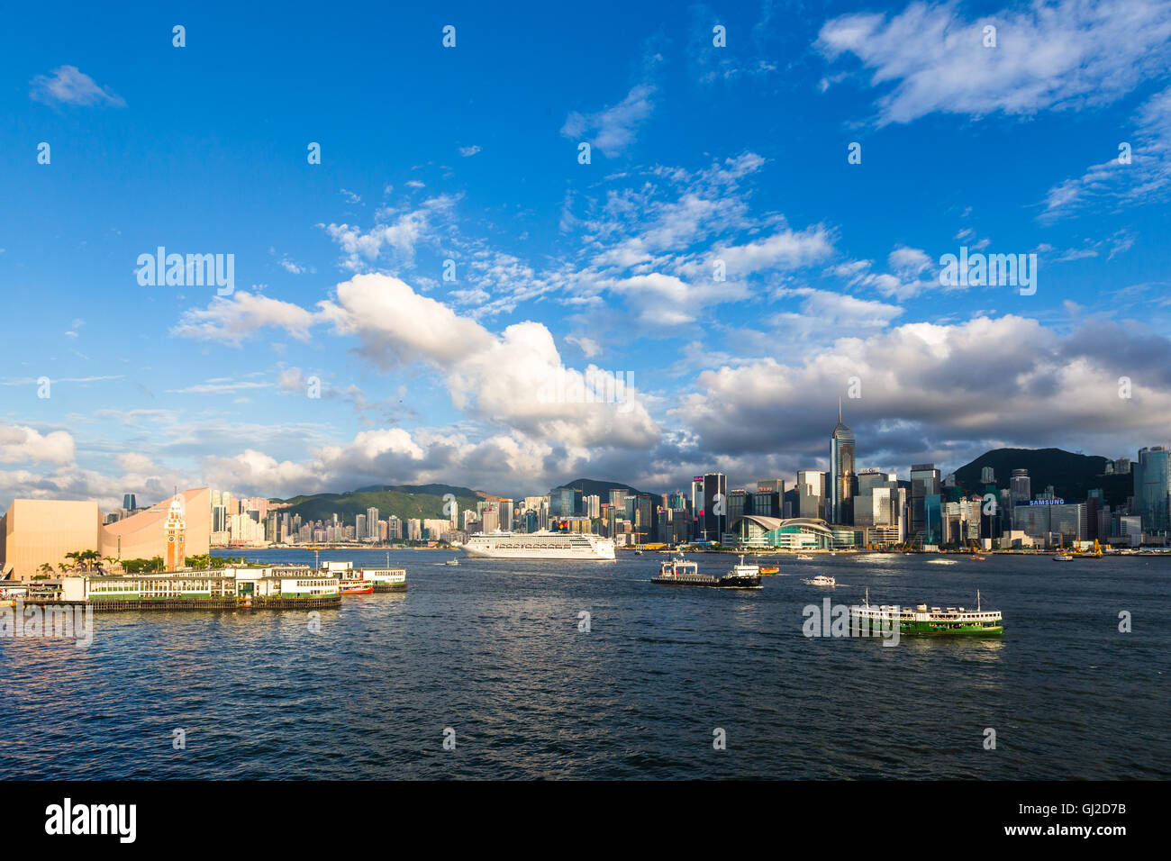 Kreuzfahrt und Fähre im Hafen von Victoria von Hong Kong Stockfoto