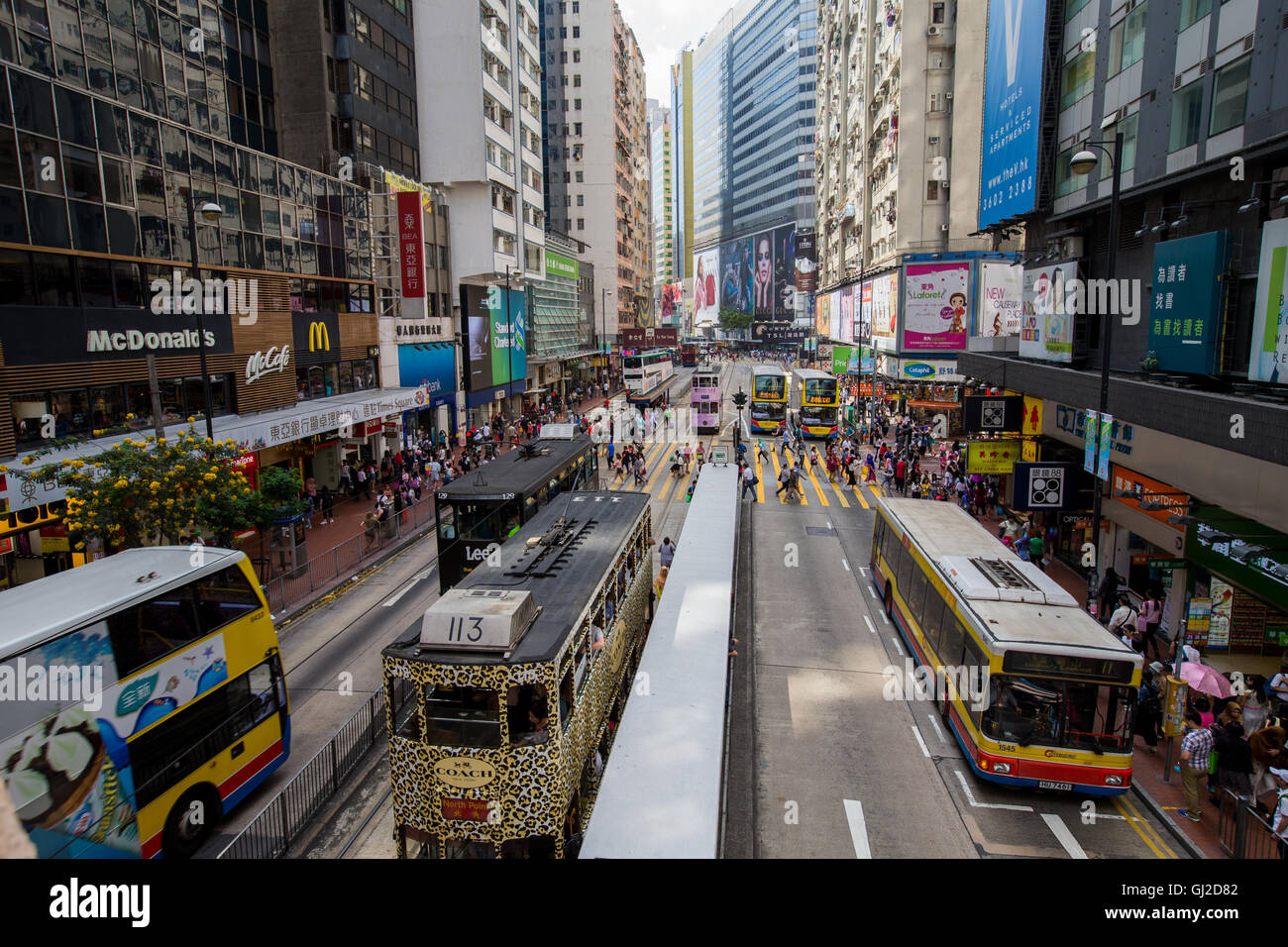 Hong Kong voll Straßenansicht im Einkaufsviertel Stockfoto