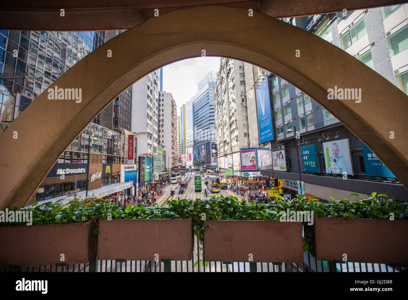 Hong Kong voll Straßenansicht im Einkaufsviertel Stockfoto