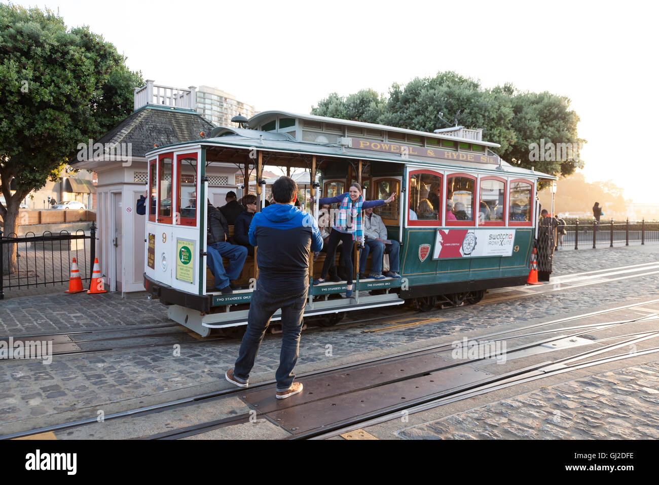 San Francisco, Kalifornien: Paar nehmen Sie ein Foto auf der Powell-Hyde-Seilbahn-Drehscheibe. Stockfoto