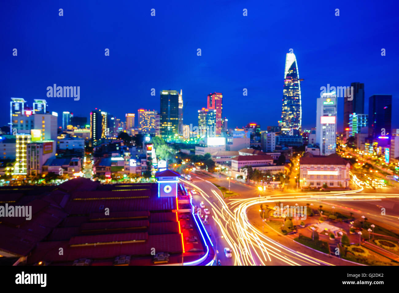Saigon Innenstadt und des Ben Thanh Marktes mit Defokussierten bokeh Lichter als abstrakt Hintergrund, Vietnam. Saigon ist die grösste Stadt und das wirtschaftliche Zentrum in VN Stockfoto