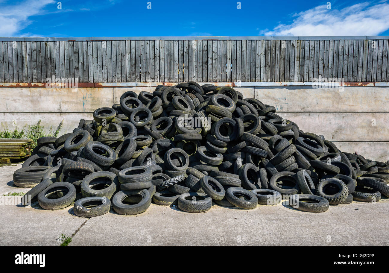 Ein Haufen von alten, gebrauchten Reifen in einem Hof. Stockfoto