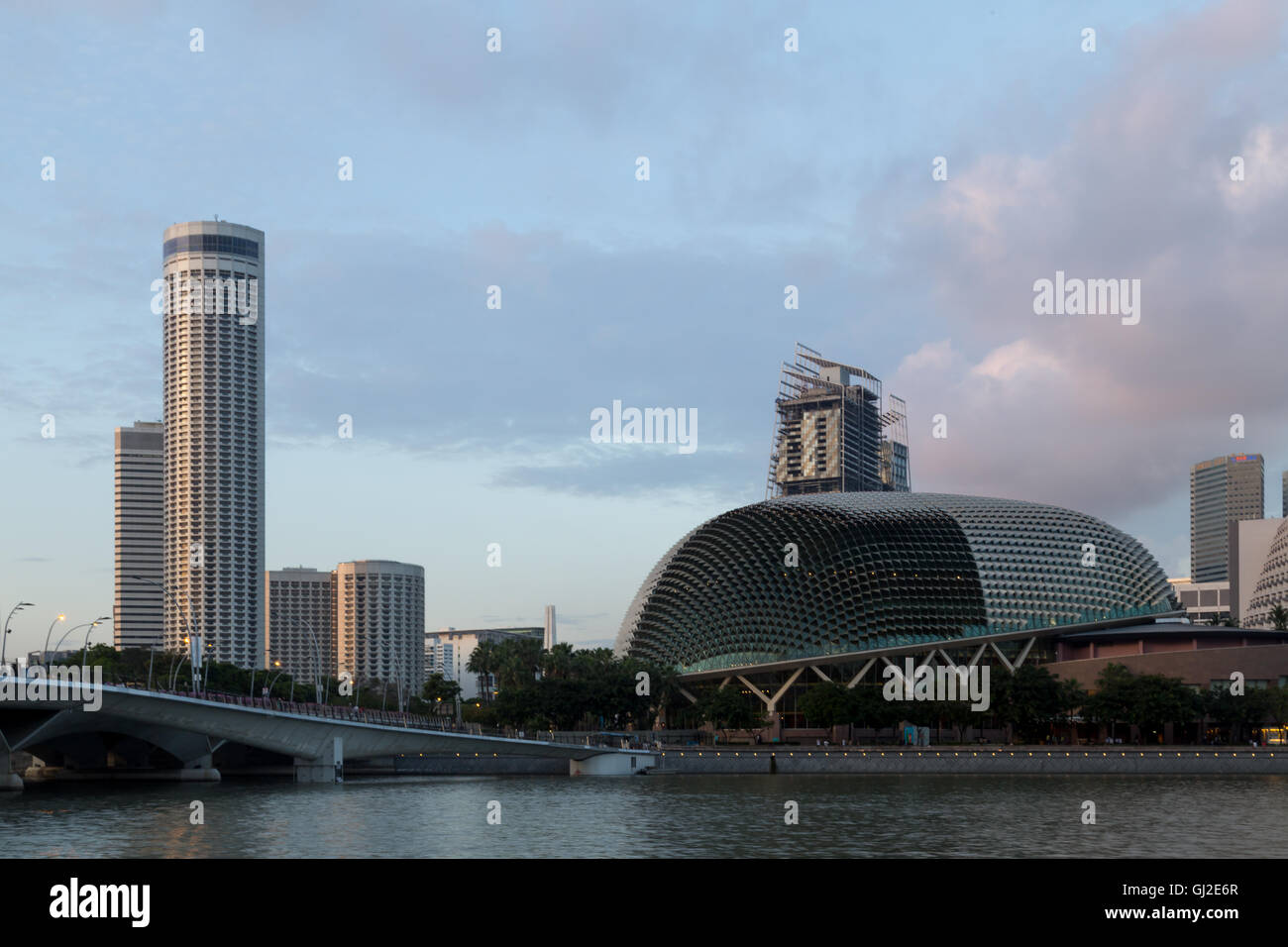 Singapur, Singapur - 30. Januar 2015: Esplanade-Ansicht mit dem Theater, geformt wie eine Durian-Frucht Stockfoto