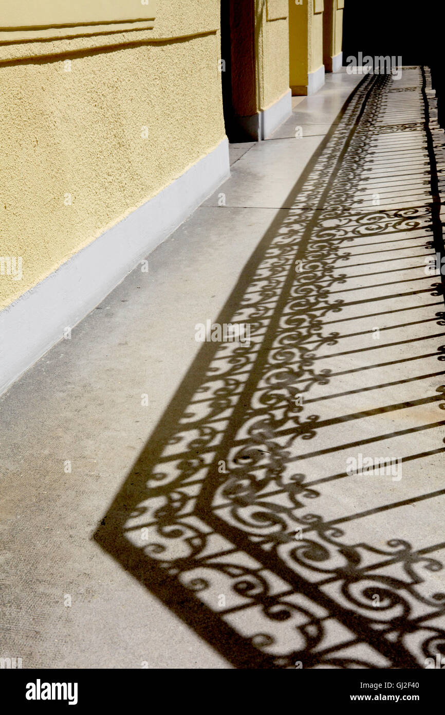 Schöne Eisen Geländer Design auf den Bodenbelag Schatten, Stockfoto