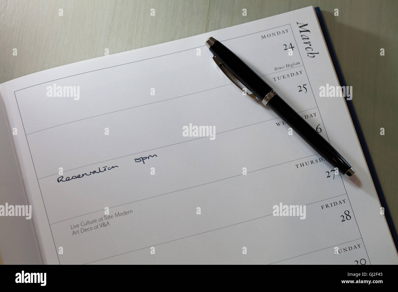 Wochenplaner mit Stift auf den Monat März Stockfoto