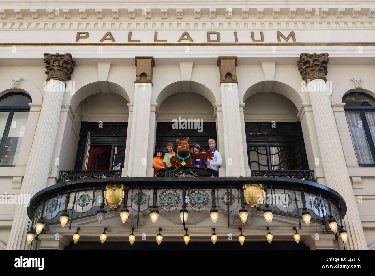 London, UK. 12. August 2016. L-r: Rebecca Widerrist (Velma), Charlie Haskins (Shaggy), Joe Goldie (Scooby-Doo), Charlie Bull (Daphne) und Christus Walker Drake (Fred). Fototermin mit der Besetzung von Scooby-Doo Live! Musikalische Geheimnisse der Londoner Palladium, wo 12 Vorstellungen vom 18. bis 21. August 2016 stattfinden werden. Stockfoto