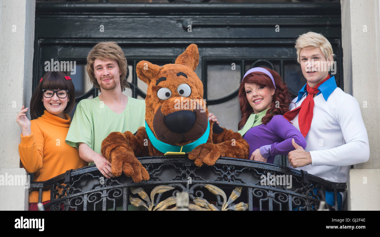 London, UK. 12. August 2016. L-r: Rebecca Widerrist (Velma), Charlie Haskins (Shaggy), Joe Goldie (Scooby-Doo), Charlie Bull (Daphne) und Christus Walker Drake (Fred). Fototermin mit der Besetzung von Scooby-Doo Live! Musikalische Geheimnisse der Londoner Palladium, wo 12 Vorstellungen vom 18. bis 21. August 2016 stattfinden werden. Stockfoto