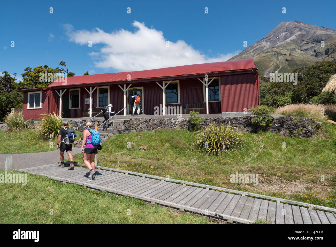 Das camp Haus am Fuße des Mount Taranaki. Egmont Nationalpark, Taranaki Bezirk. North Island, Neuseeland. Stockfoto