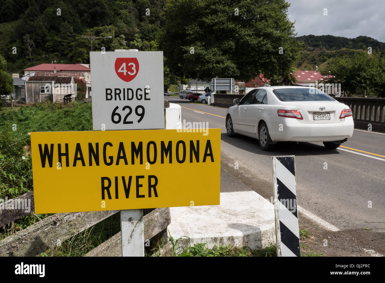 Straßenbrücke 629 über den Whangamomona River bei Whangamomona Neuseeland Nordinsel. Stockfoto