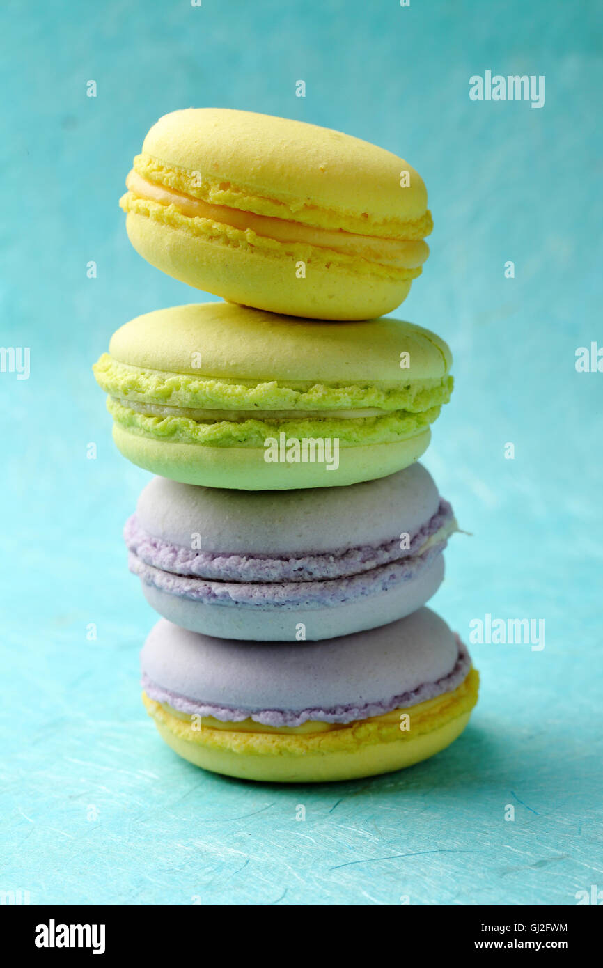 Cookies auf blauem Hintergrund Farbe, französische Macarons Stockfoto