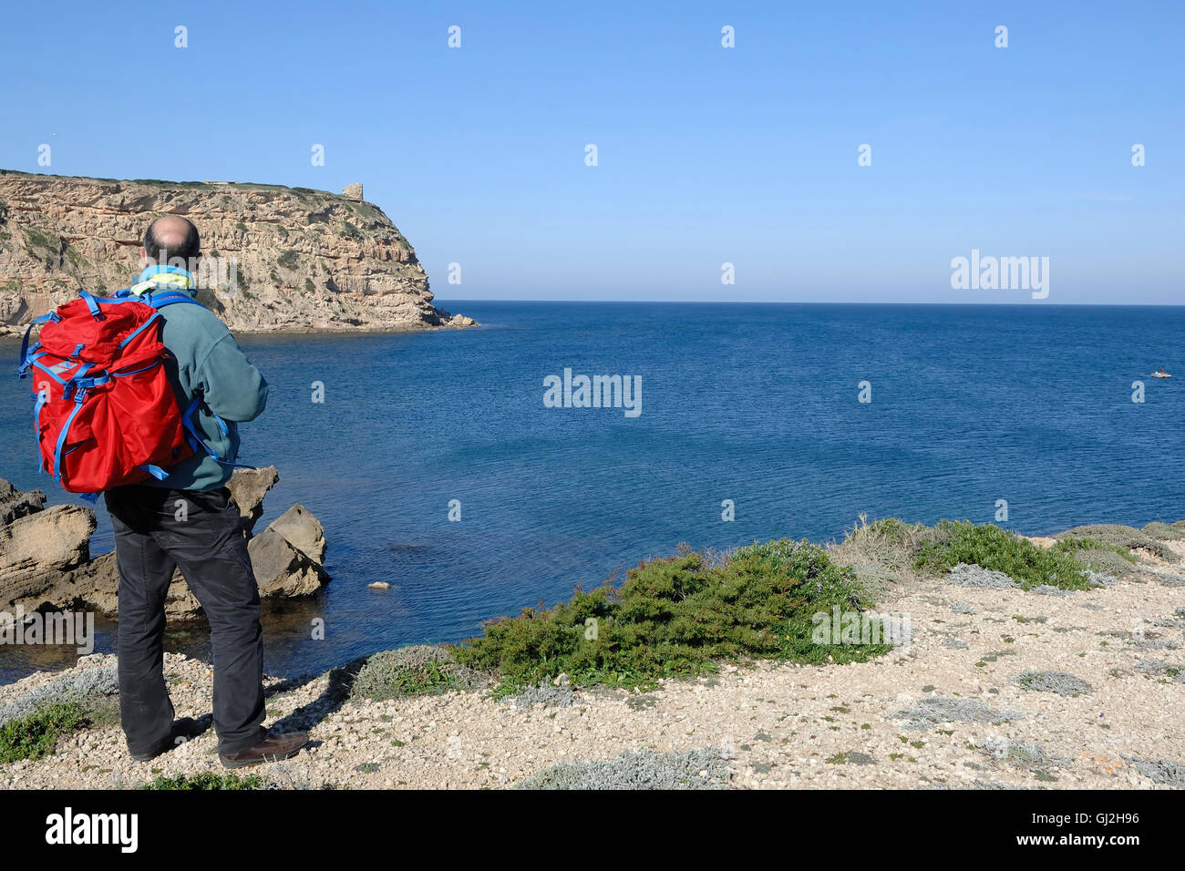 Wanderer auf dem Capo Mannu, der Nordspitze der Halbinsel Sinis, Sardinien, Italien. Stockfoto