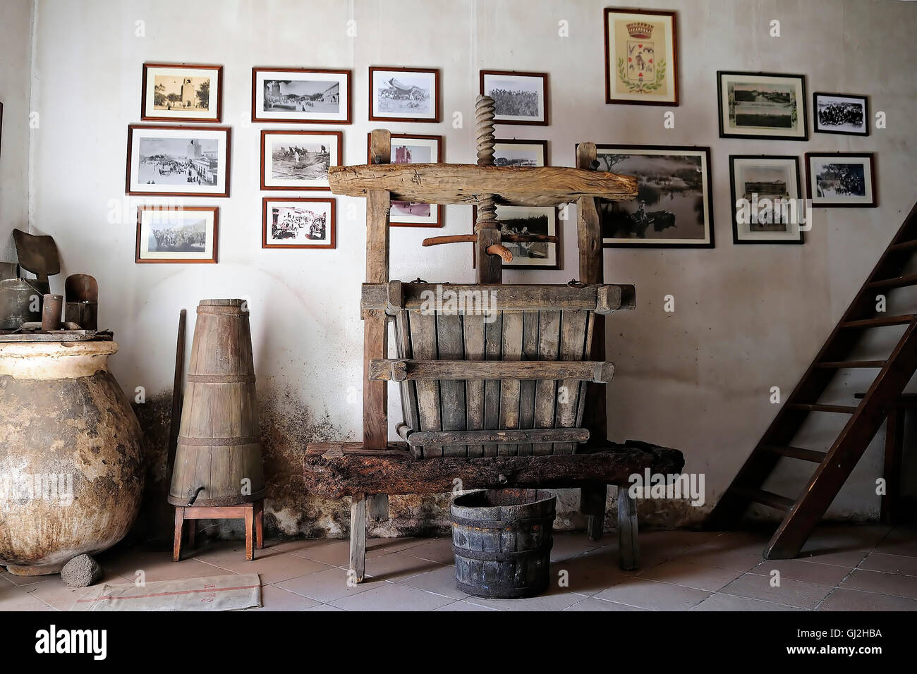 Alte Keller in einem Haus typisch für Sardinien, Baratili San Pietro, Bezirk Oristano, Sardinien Stockfoto