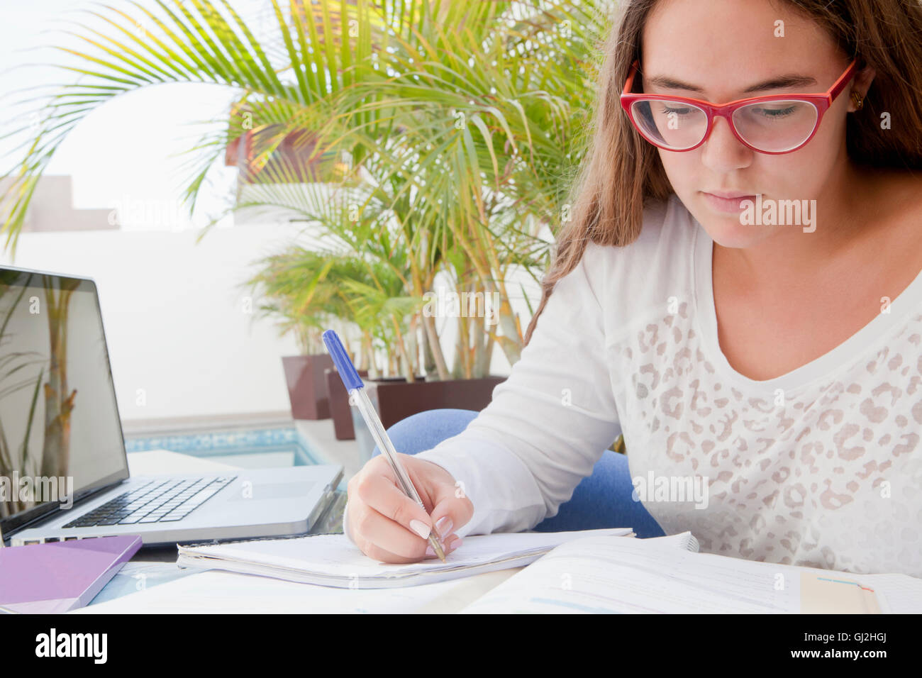 Teenager-Mädchen mit Lehrbücher, Studium Stockfoto