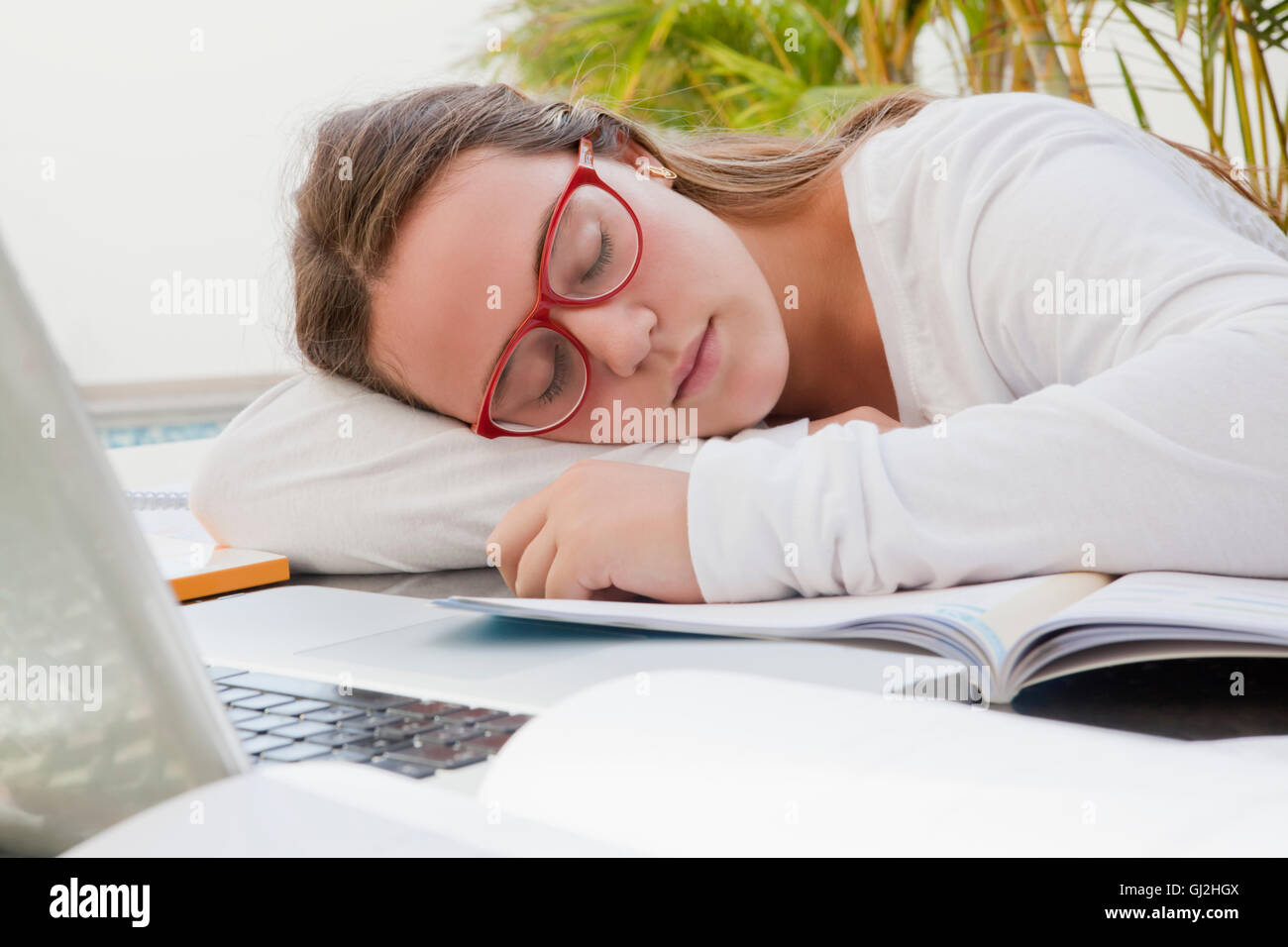 Teenager-Mädchen schlafend auf Lehrbücher Stockfoto