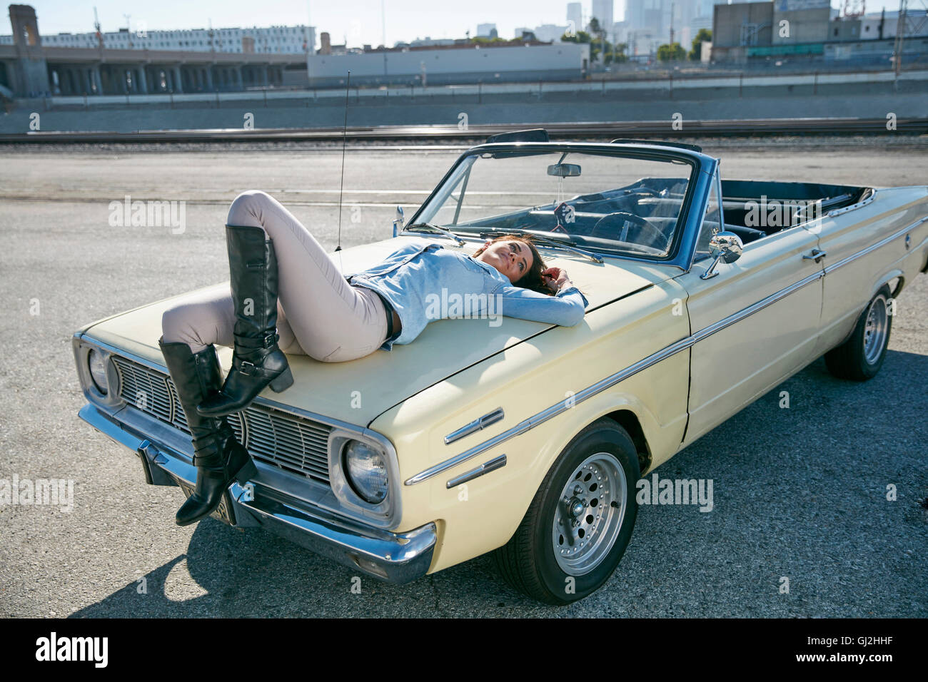 Frau liegend auf Cabrio Motorhaube, Los Angeles, Kalifornien, USA