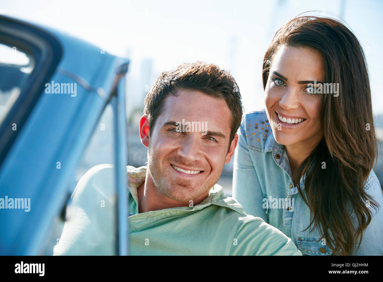 Paar im Cabrio Blick in die Kamera Lächeln, Los Angeles, Kalifornien, USA Stockfoto