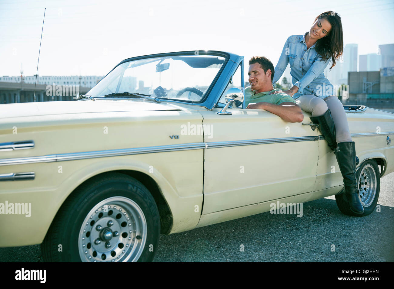 Paar mit Cabrio Oldtimer, Los Angeles, Kalifornien, USA Stockfoto