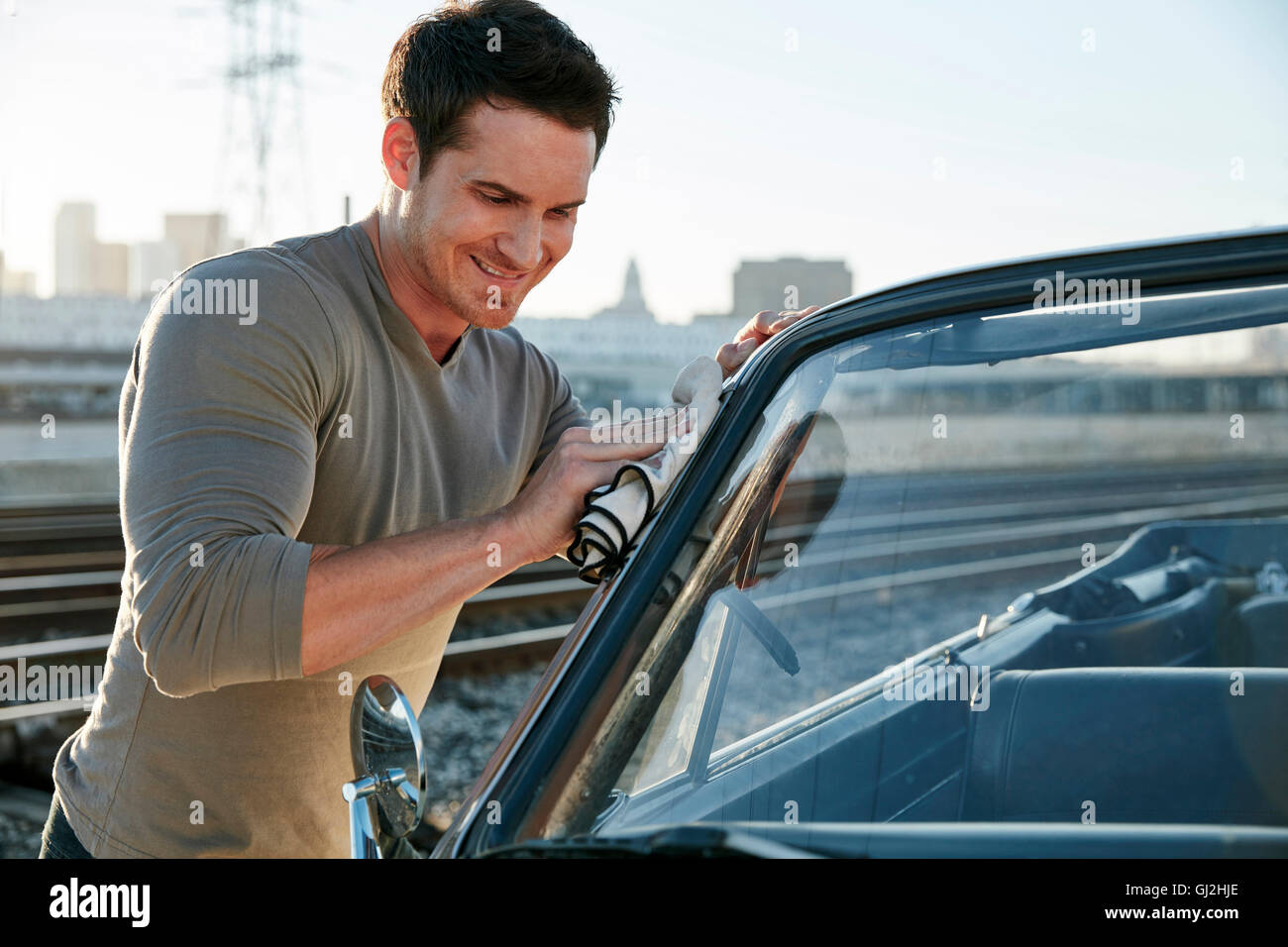 Mann lächelnd, Los Angeles, Kalifornien, USA Auto Polieren Stockfoto