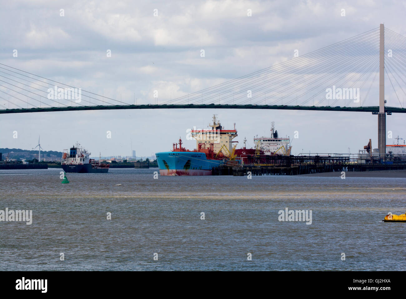 Schiffe in der Nähe von The Queen Elizabeth II Bridge über die Themse. August 2016 Stockfoto