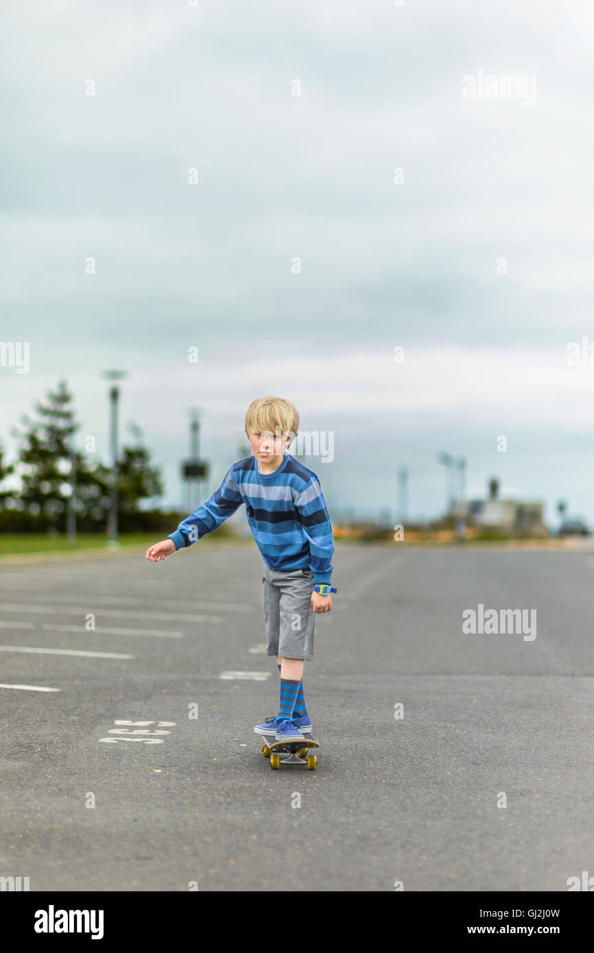 Junge Skateboard auf Parkplatz Stockfoto