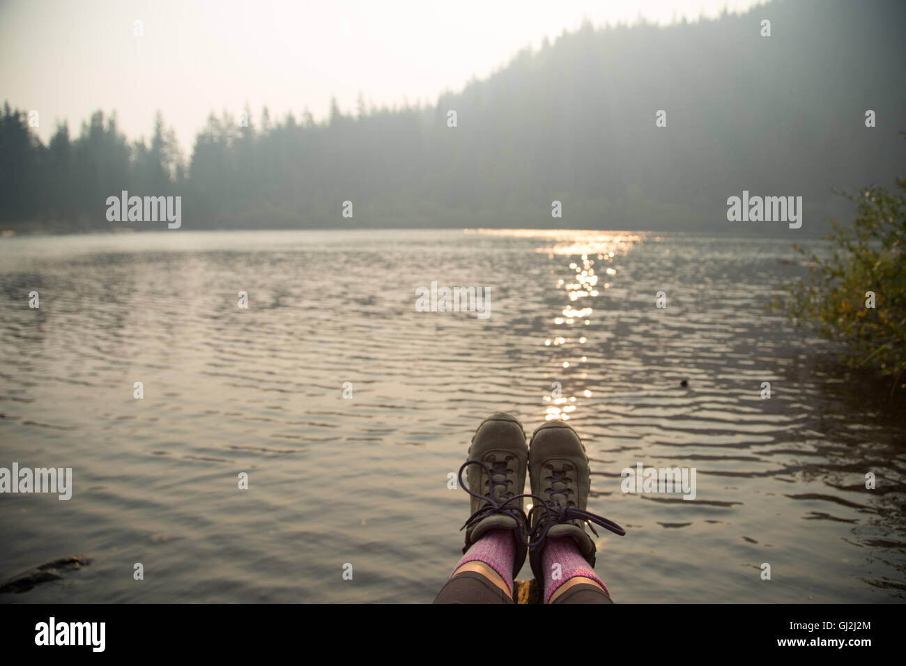 Weibliche Füße tragen Wanderschuhe über Lake, Mount Hood National Forest, Oregon, USA Stockfoto