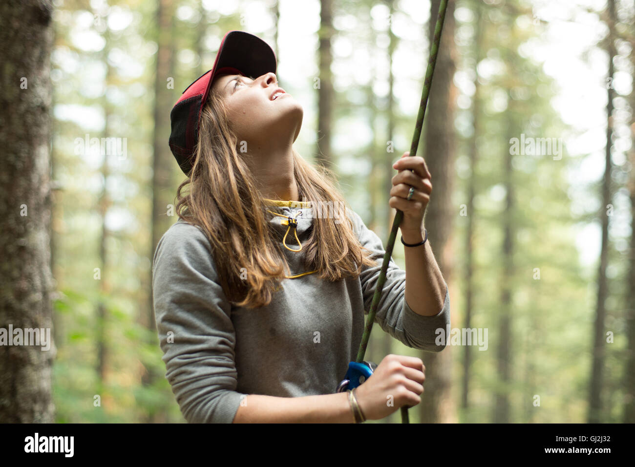 Junge weibliche Kletterer hält Kletterseil in Wald, Mount Hood National Forest, Oregon, USA Stockfoto Junge weibliche Kletterer hält Kletterseil in Wald, Mount Hood National Forest, Oregon, USA Stockfoto