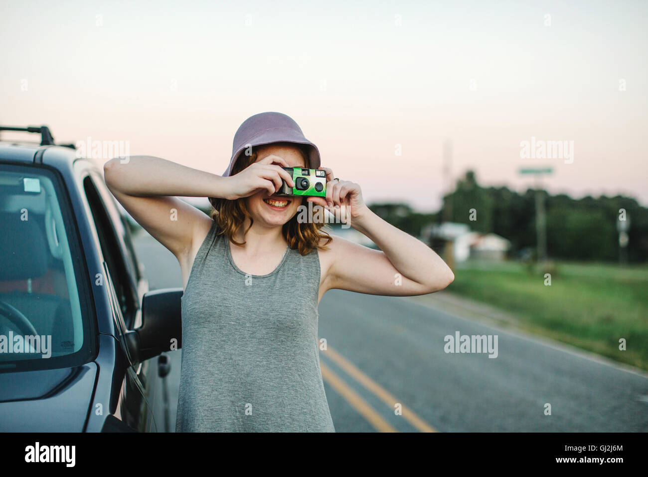Frau mit Einweg-Kamera zu fotografieren Stockfoto