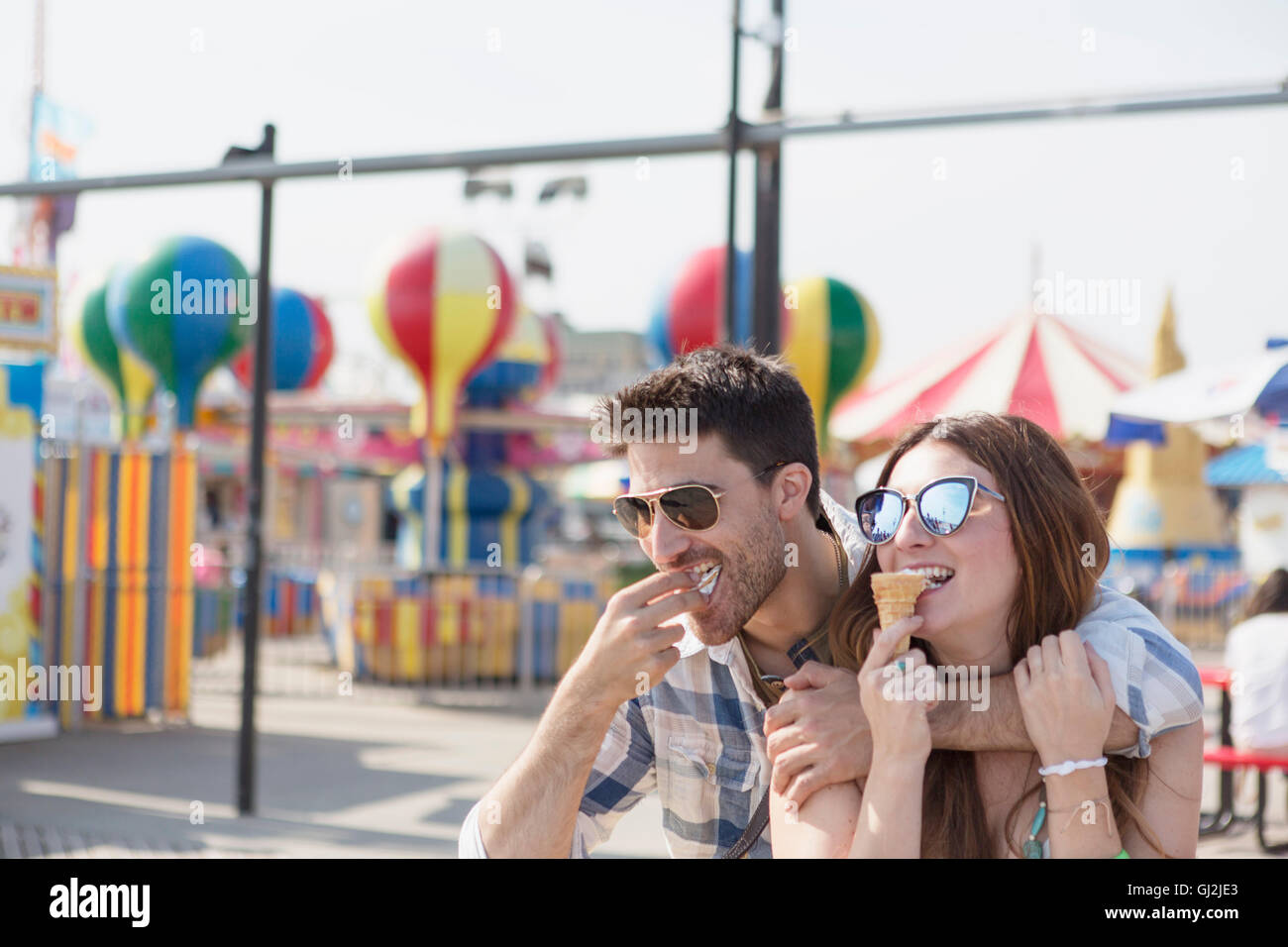 Paar essen Eiscreme-Kegel, Coney Island, Brooklyn, New York, USA Stockfoto