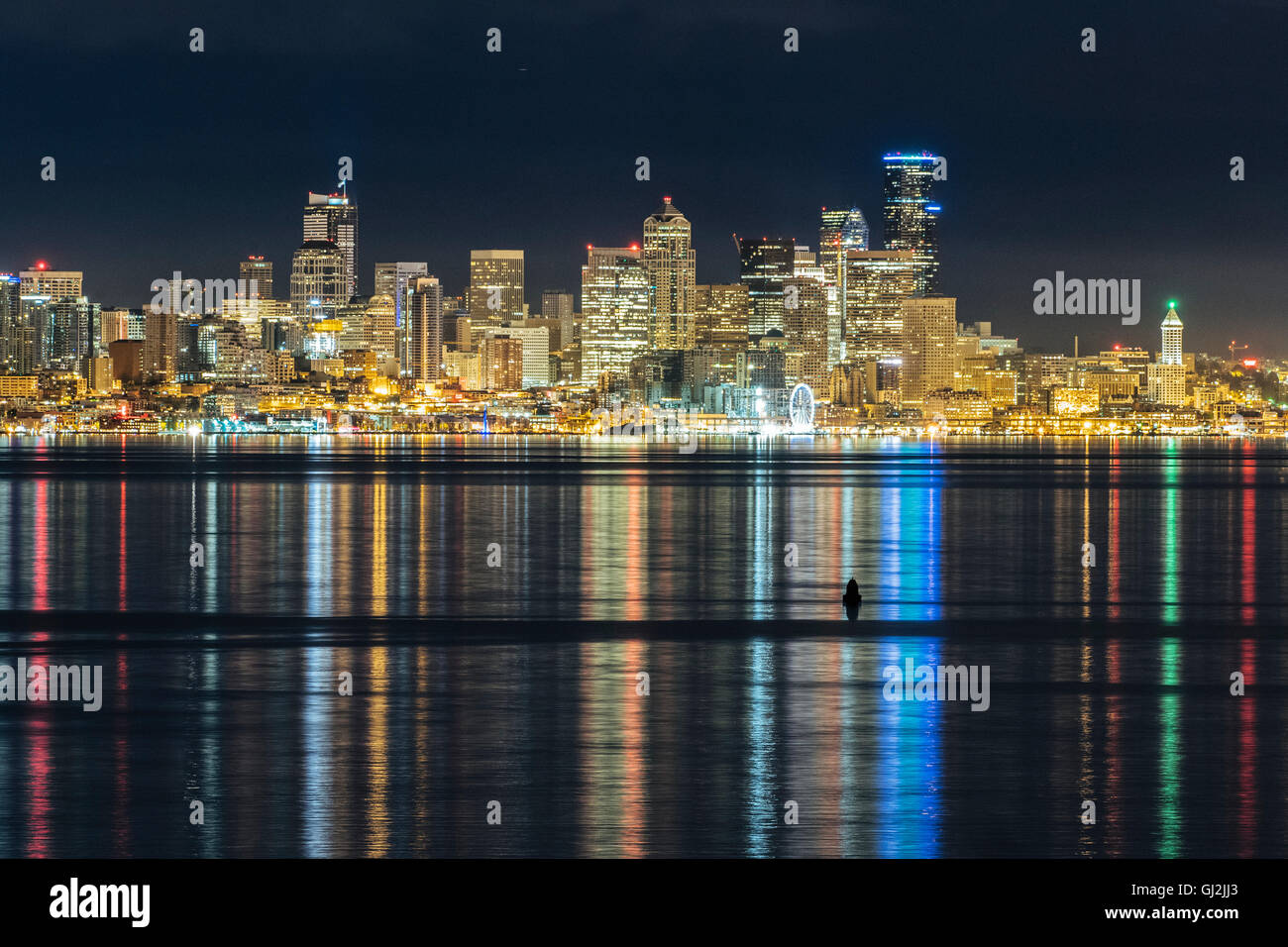 Skyline und Stadt-Lichter reflektiert im Puget Sound in der Nacht, Seattle, Washington, USA Stockfoto