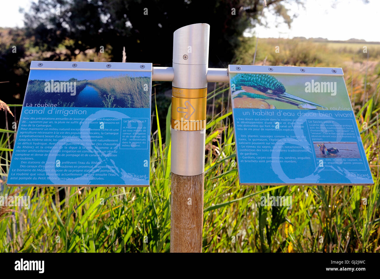 Signalisierung auf dem Weg Vaccarès Camargue erklären die Wanderer Iriguation Systeme und Roubine Lebensraum Süßwasser Stockfoto