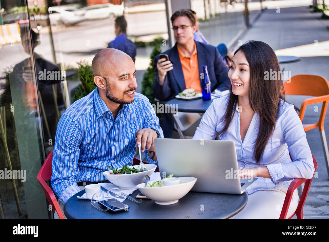 Business-Leute sitzen vor Café, mit laptop Stockfoto