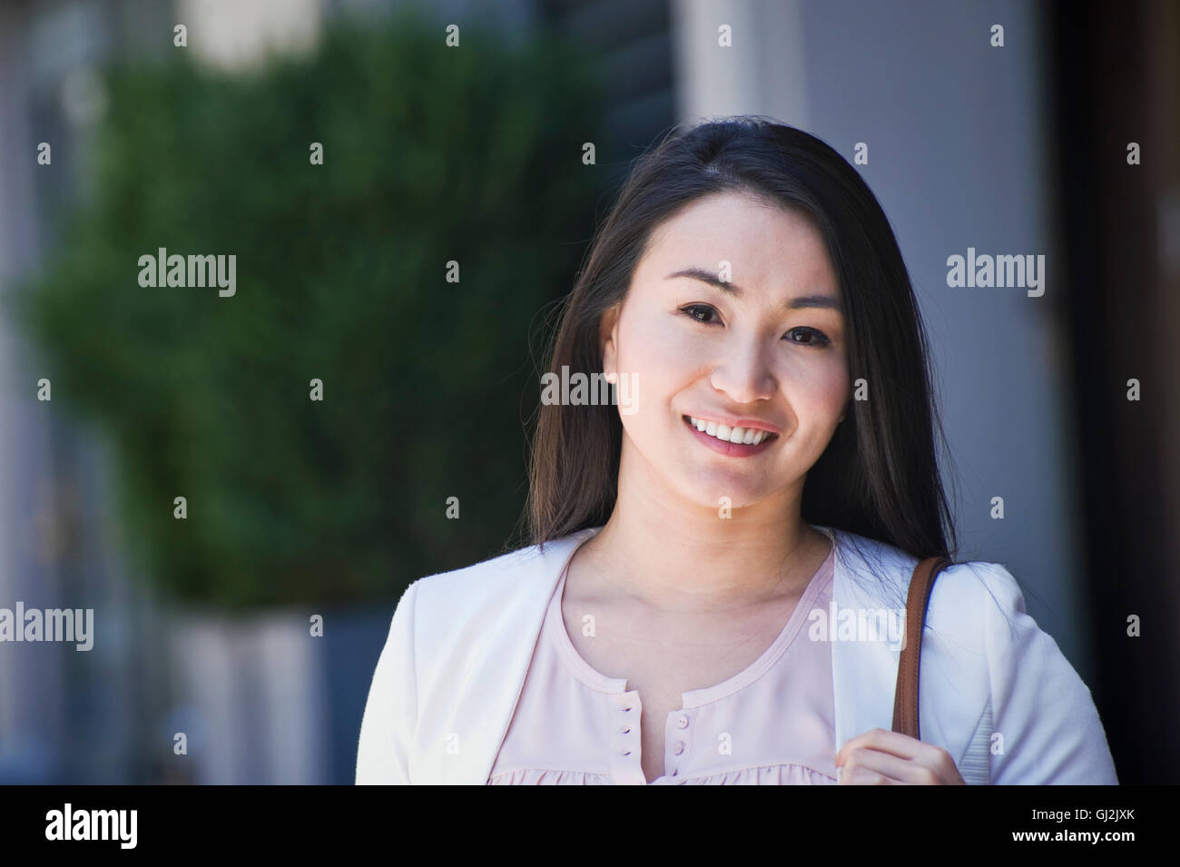 Porträt der Geschäftsfrau, draußen, Lächeln Stockfoto
