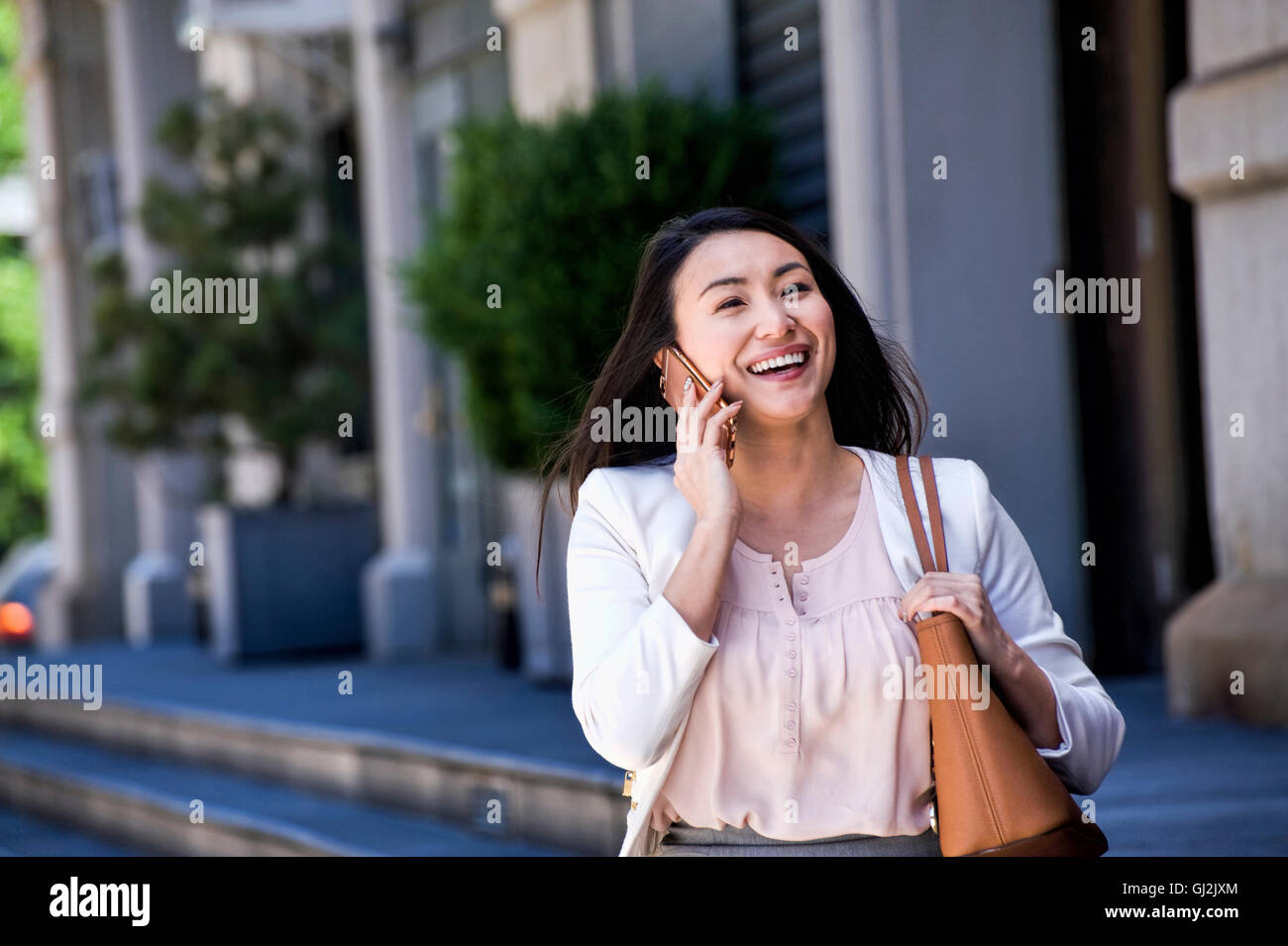 Geschäftsfrau, walking im Freien, mit Smartphone, Lächeln Stockfoto