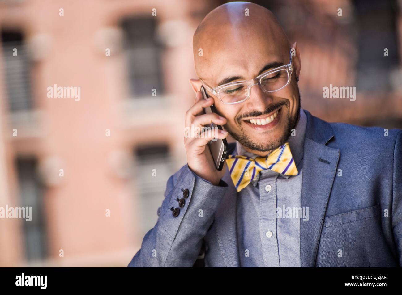 Geschäftsmann im Freien, mit Smartphone, Lächeln Stockfoto