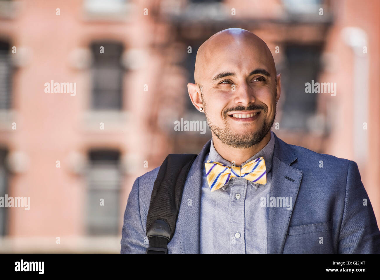 Geschäftsmann, walking im Freien, Lächeln Stockfoto