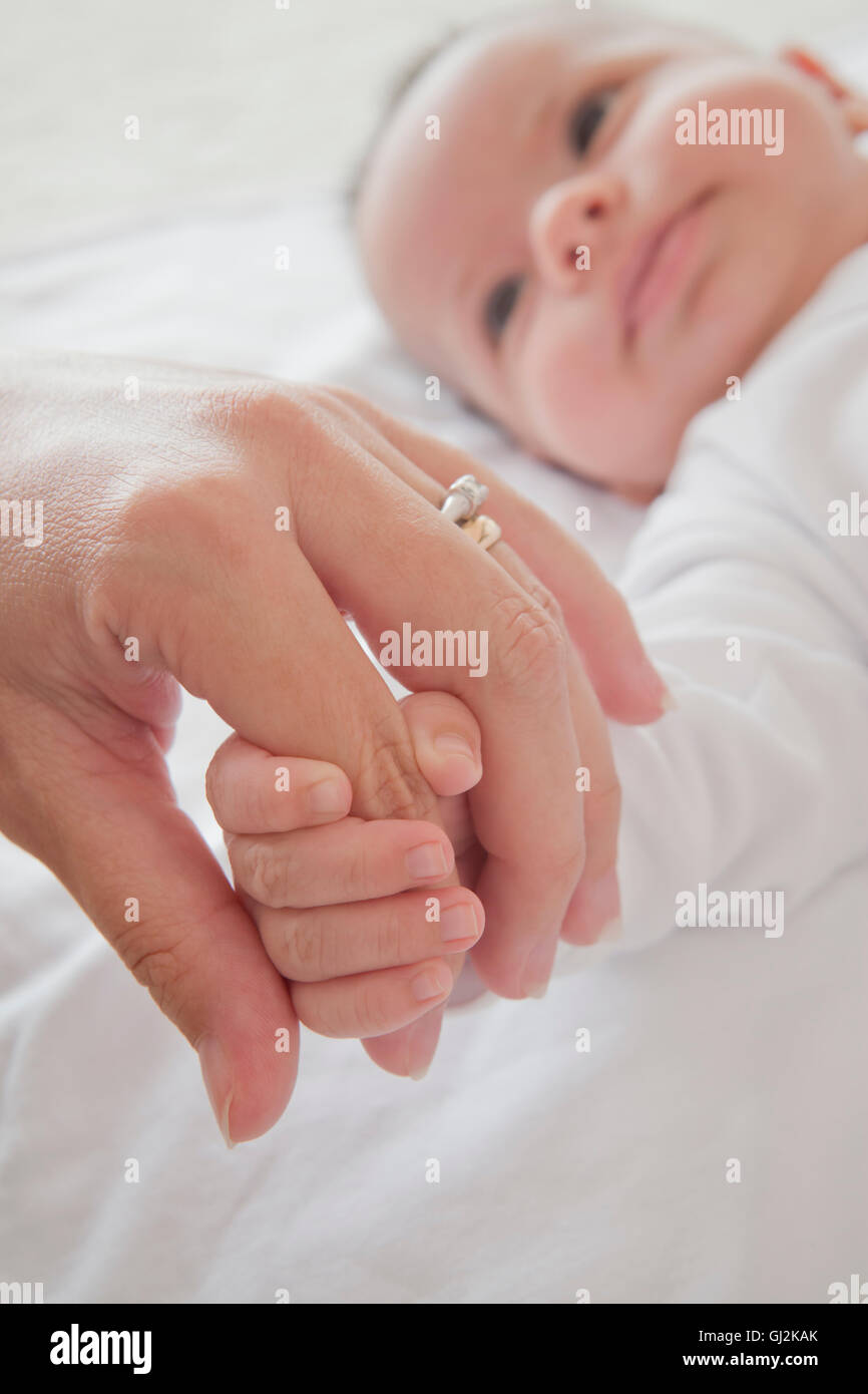 Mütter Hand hält Baby jungen hand Stockfoto
